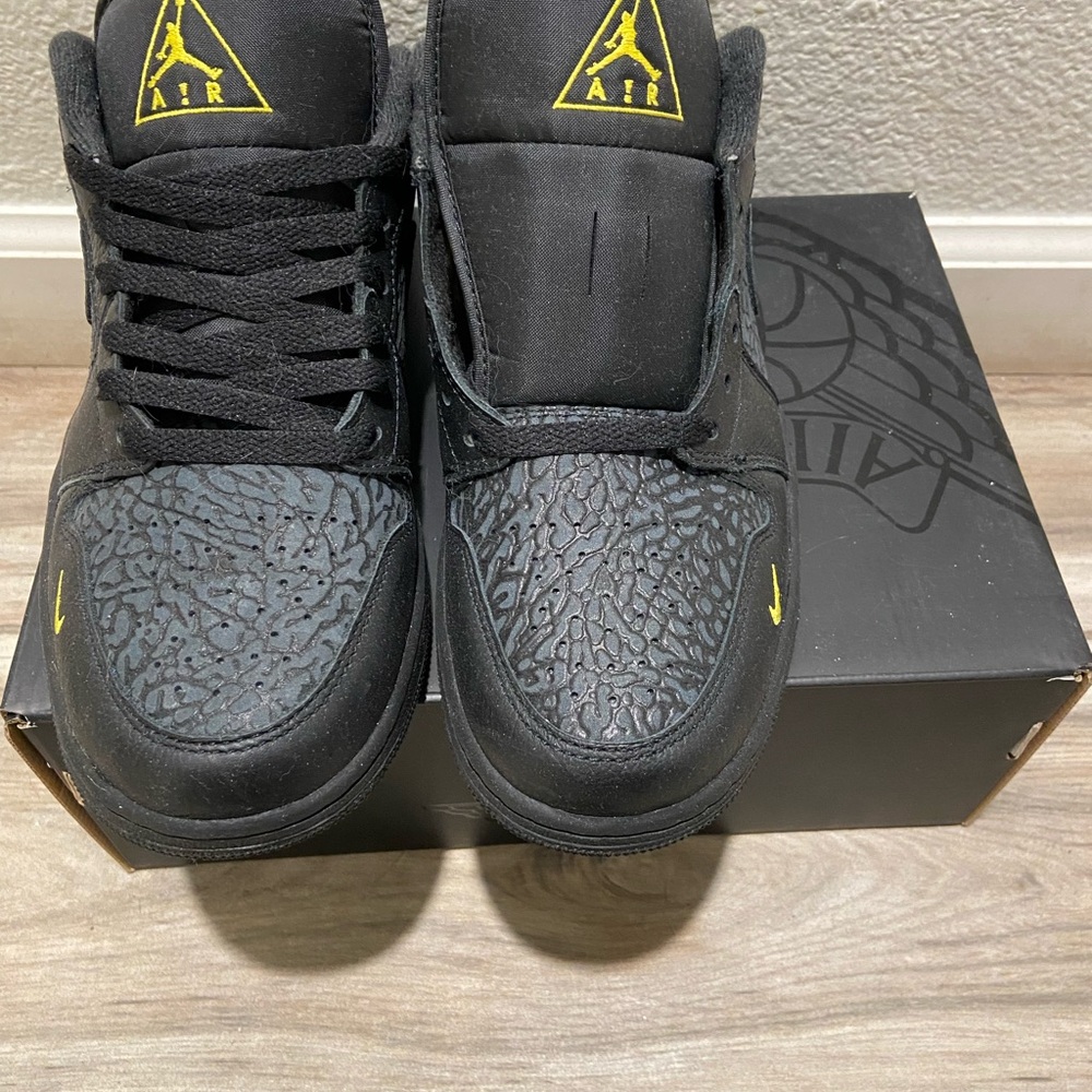 Air Jordan 1 Low SE - Picture 3 of 6